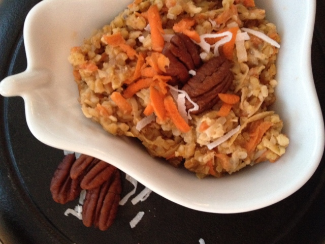 Josie's Carrot Cake Steel Cut Oatmeal -- It's as easy as oatmeal to make a spectacular breakfast or lunch packed FULL of wholesome goodness and nutrition, and tastes like a dessert. | thatwhichnourishes.com
