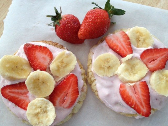 Individual Fruit Pizzas -- These little beauties take traditional fruit pizzas up a notch making them extra delicious with a marshmallow topping and fully customizable. | thatwhichnourishes.com