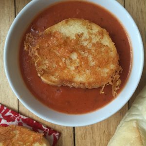 Creamy Roasted Tomato Soup --Packed with rich layers of flavor from both roasted tomatoes and roasted garlic, Creamy Roasted Tomato Soup is just the right balance of tangy tomatoes and cream.| thatwhichnourishes.com