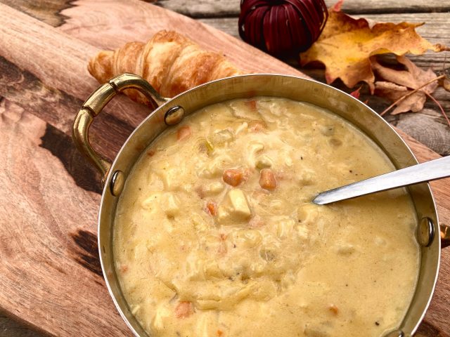 Creamy Curry Chicken and Rice Soup -- Made in minutes with chicken, rice, and vegetables, this nourishing soup is thick and creamy and packed with flavor. | thatwhichnourishes.com
