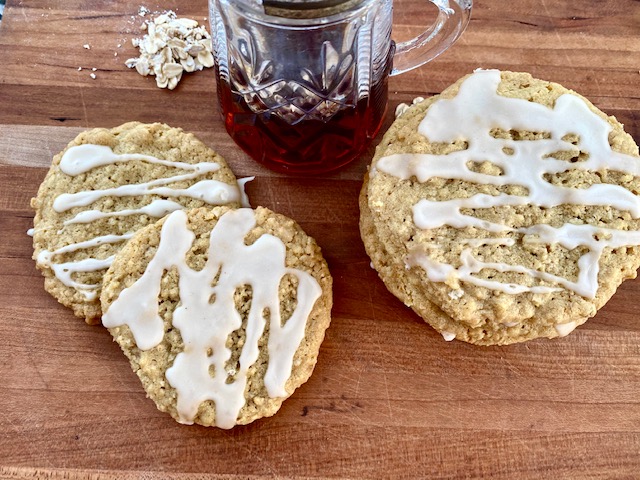 Frosted Maple Oatmeal Cookies -- Chewy, buttery, maple-y, pretty much perfect cookies, filled with oats and drizzled with a maple glaze. | thatwhichnourishes.com 