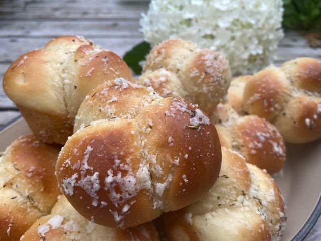 Buttery Dinner Rolls -- Perfect, soft white dinner rolls made almost as quickly as the pre-made variety, but full of homemade goodness. | thatwhichnourishes.com