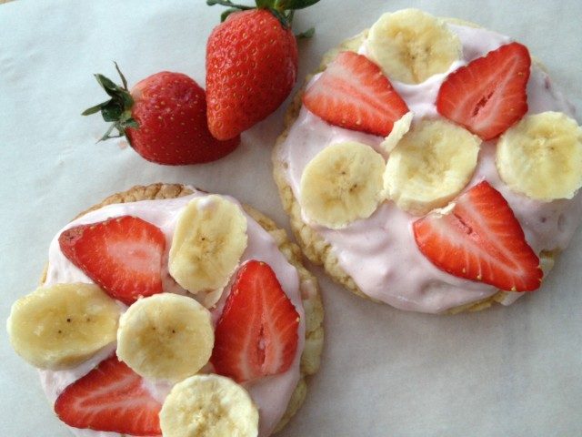 Individual Fruit Pizzas -- These little beauties take traditional fruit pizzas up a notch making them extra delicious with a marshmallow topping and fully customizable. | thatwhichnourishes.com