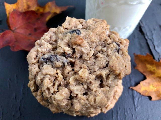 The Perfect Oatmeal Cookie -- This is exactly what you want in an oatmeal cookie! Chewy and full of spices like cinnamon and cloves, these beauties whip up in minutes and are perfect for dunking! | thatwhichnourishes.com