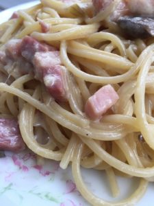 Cheesy Ham Carbonara -- Spaghetti noodles, ham, and mushrooms swim in a creamy garlic sauce made from cream and eggs and cheese. | thatwhichnourishes.com