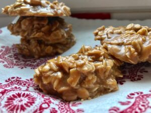 Cookie Butter No Bakes -- Cookie Butter No Bake Cookies have the classic oatmeal chew of no-bakes with a cinnamon-y, shorbread-y, delightful new flavor that will certainly make you a convert from traditional chocolate. | thatwhichnourishes.com