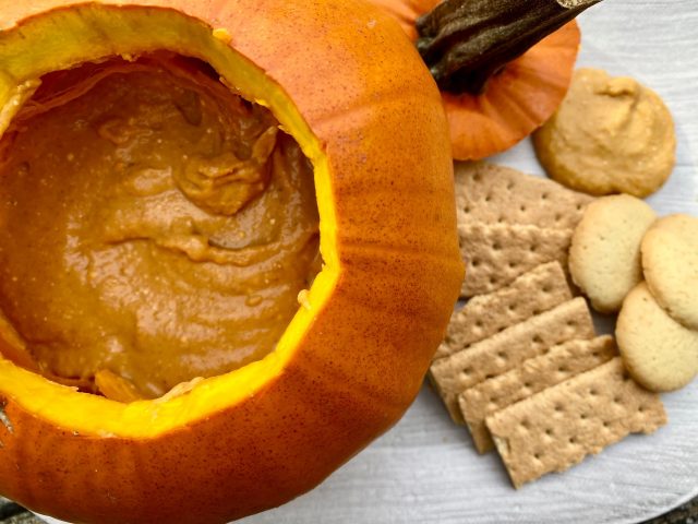 Pumpkin Pie Dip -- Creamy, sweetened pumpkin swirled with Fall spices made dippable - this 5 ingredient perfect pumpkin-pie-packed-party treat! | thatwhichnourishes.com
